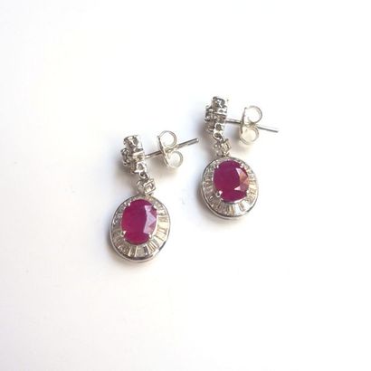 PAIRE DE PENDANTS d'oreilles en or gris 18K...