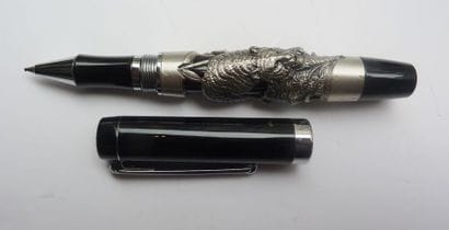 STYLO BILLE en laque noire et garniture d'argent...