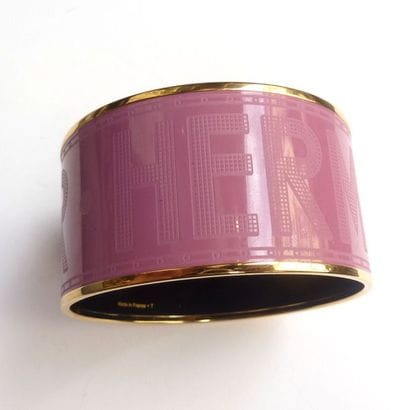 HERMES, BRACELET rigide émaillé, fond rose...