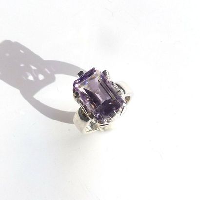 BAGUE en argent (925/°°) ornée d'une améthyste...