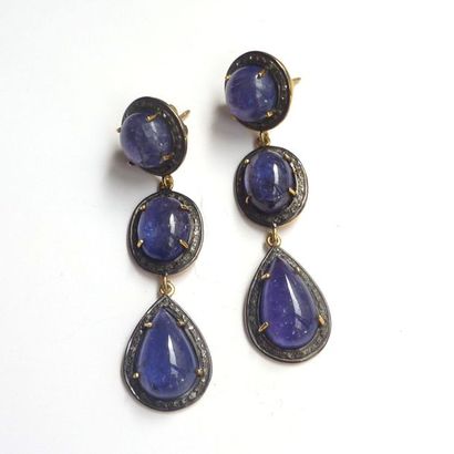 PAIRE DE PENDANTS d'oreille en vermeil et...