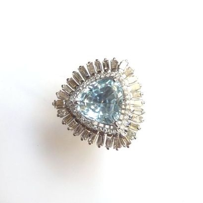 BAGUE en or gris 18K (750/°°) triangulaire...