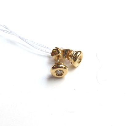 PAIRE DE PUCES d'oreille en or jaune 18K...