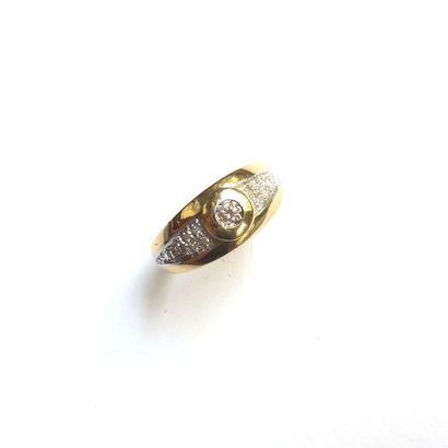 BAGUE en or jaune 18K (750/°°) jonc sertie...