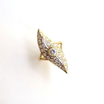 BAGUE marquise en or jaune 18K (750/°°) sertie...