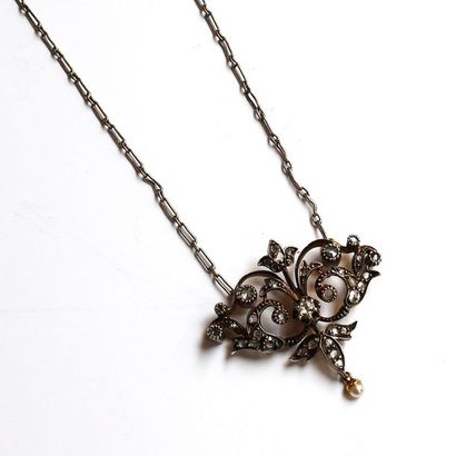 COLLIER et PENDENTIF en or et argent à décor...