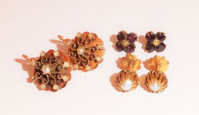 TROIS PAIRE DE BOUCLES d'oreille en or 18K...