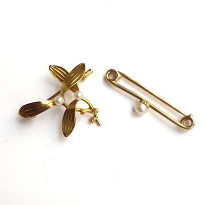LOT DE DEUX BROCHES en or jaune 18K (750/°°),...