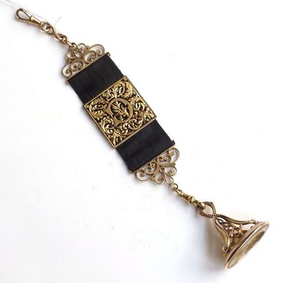CHATELAINE en or jaune 18K (750/°°) comportant...