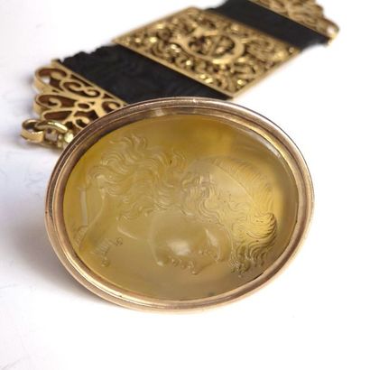 CHATELAINE en or jaune 18K (750/°°) comportant...
