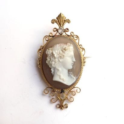 BROCHE ovale en or jaune 18K (750°/°°) sertie...