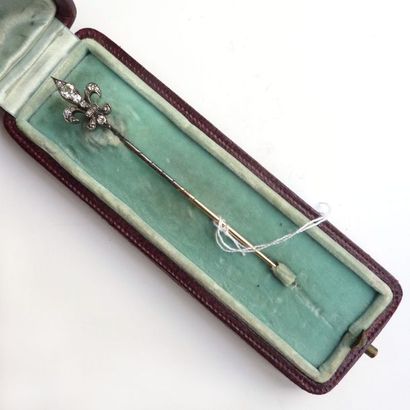 EPINGLE à cravate en or 18K (750/°°) et argent...