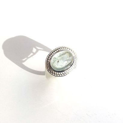 BAGUE en argent (925/°°) sertie clos d'une...