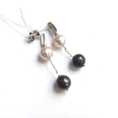 PAIRE DE BOUCLES d'oreille en or blanc 18K...