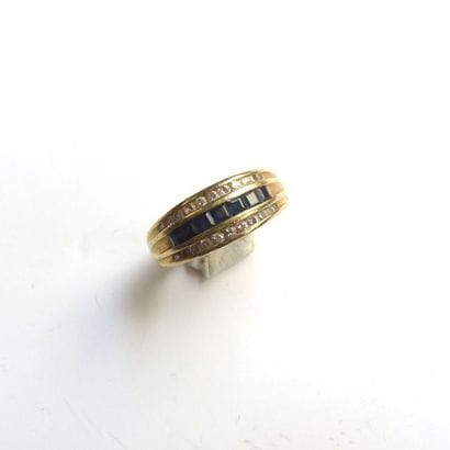 BAGUE en or jaune 18K (750/°°) bandeau sertie...