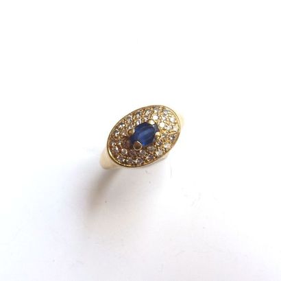 BAGUE en or jaune 18K (750/°°) centrée d'un...
