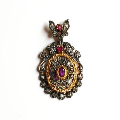 PENDENTIF en or jaune et argent à décor feuillagé...
