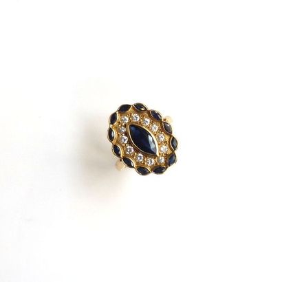 BAGUE en or jaune 18K (750/°°) centrée d'un...