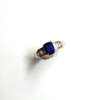 BAGUE en or gris 18k (750/°°), centrée d'un...