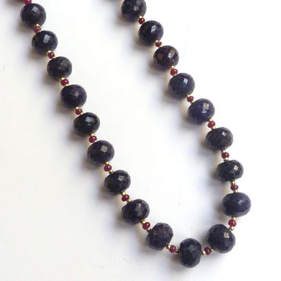 COLLIER composé d'un rang de perles facettées...