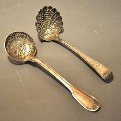 Deux cuillers à saupoudrer en argent 925°/°°....