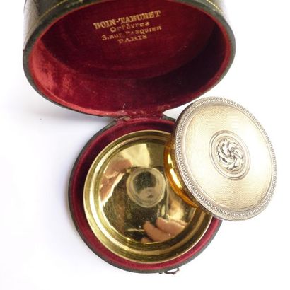 BOITE ronde en argent guilloché, intérieur...