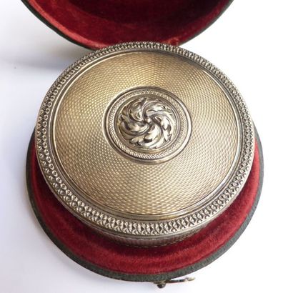 BOITE ronde en argent guilloché, intérieur...