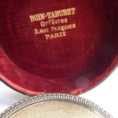 BOITE ronde en argent guilloché, intérieur...