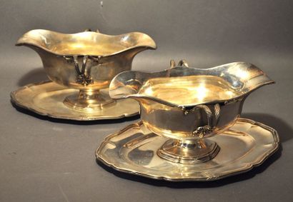 Paire de saucières sur plateau en argent...
