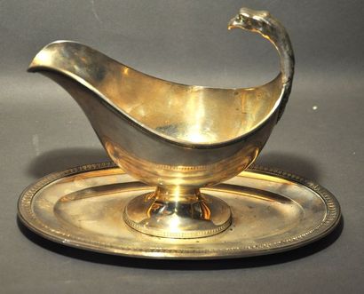 Saucière sur plateau en argent 925°/°° ornée...