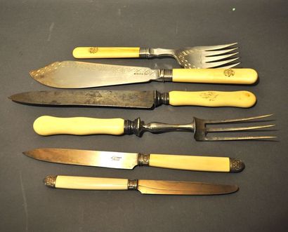 Lot comprenant quarante sept couteaux de...