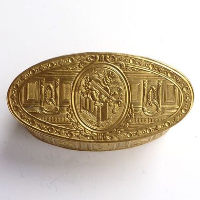 BOITE ovale en pomponne à décor de cartouche...