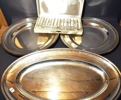 Lot comprenant : deux plats ronds et un plat...