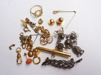 LOT DE DEBRIS d'or et divers, poids brut...