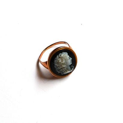 LOT comprenant une bague en or jaune 18K...