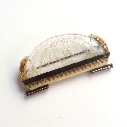 BROCHE en bakélite brune et crème à l'imitation...