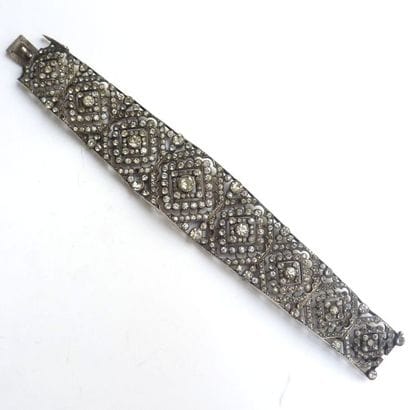BRACELET en argent (925/°°) composé de plaques...