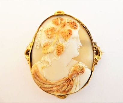BROCHE en or (750/°°) ornée d'un camée coquille...