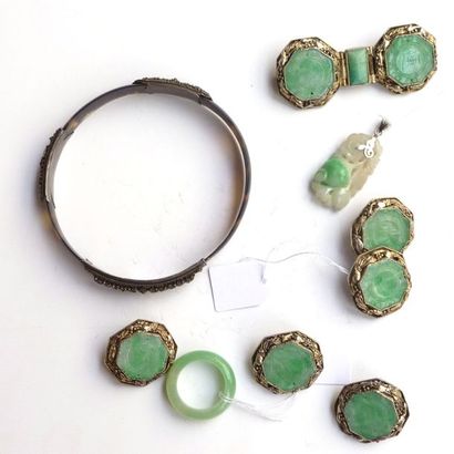 ENSEMBLE composé de 5 boutons et une broche,...