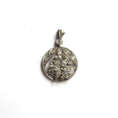 Ensemble composé de:

PENDENTIF en platine...