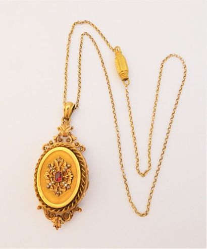 PENDENTIF en or 18K (750/°°) cassolette,...