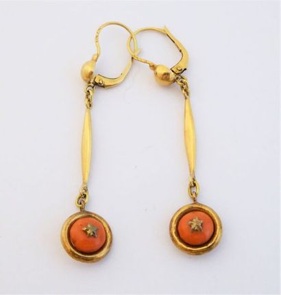 PAIRE DE PENDANTS d'oreilles en or 18K (750/°°)...