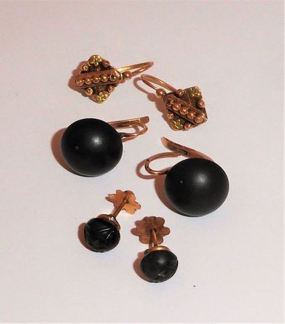 TROIS PAIRE DE BOUCLES d'oreille en or 18K...