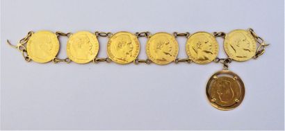 BRACELET en or 18K (750/°°) orné de 5 pièces...