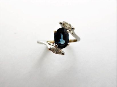 BAGUE en or blanc 18K (750/°°)  ornée d’un...