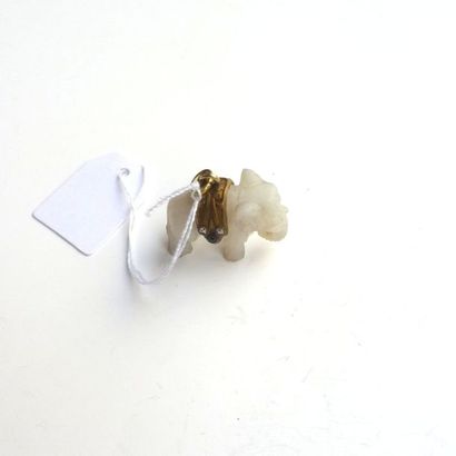 PENDENTIF en jade (?) figurant un éléphant...