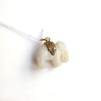 PENDENTIF en jade (?) figurant un éléphant...
