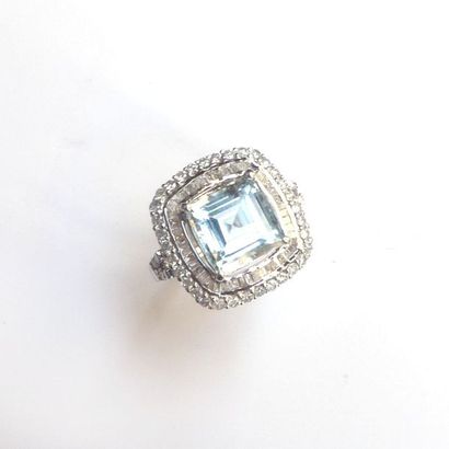 BAGUE en or gris 18K (750/°°) carrée centrée...