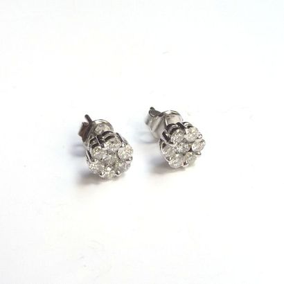 PAIRE DE BOUTONS d'oreille en or blanc 18K...