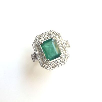 BAGUE en or gris 18K (750/°°) à plateau octogonal...